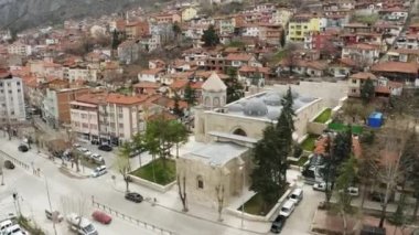 Amasya 'daki Gökyüzü Camii' nin havadan görünüşü. Türkiye 'de 4K Görüntüsü