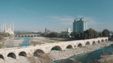Adana 'daki tarihi taş köprünün havadan görünüşü. Türkiye 'de 4K Görüntüsü