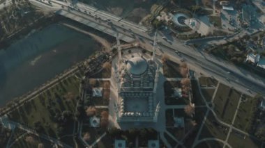 Adana 'daki Sabancı Merkez Camii' nin havadan görünüşü. Türkiye 'de 4K Görüntüsü