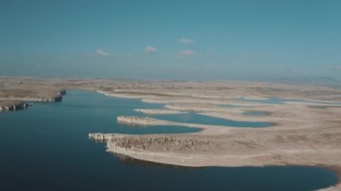 Aksaray 'daki baraj gölü havadan görünüyor. Türkiye 'de 4K Görüntüsü