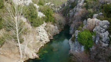 Kahramanmaras 'ta göl ve dağ manzarası. Türkiye 'de 4K Görüntüsü