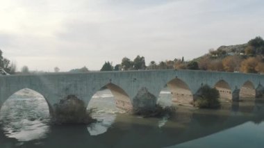 Adana 'daki tarihi taş köprünün havadan görünüşü. Türkiye 'de 4K Görüntüsü