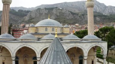 Amasya 'daki Bayezid Camii' nin havadan görünüşü. Türkiye 'de 4K görüntü. Yüksek kalite 4k görüntü