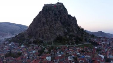 Türkiye 'deki tarihi Afyon kalesi ve şehir manzarasının havadan görünüşü.