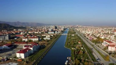 Türkiye 'deki tarihi Afyon kalesi ve şehir manzarasının havadan görünüşü.