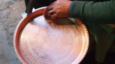 Bakırla geleneksel teneke işçiliğinin yakın plan görüntüsü