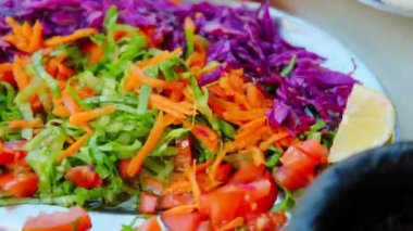 Geleneksel Türk balık yemlerine yakın çekim. Türkiye 'de 4K Görüntüsü