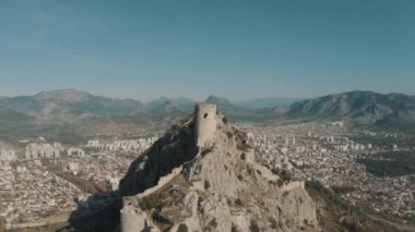 Adana şehir manzarasının havadan görüntüsü. Türkiye 'de 4K Görüntüsü
