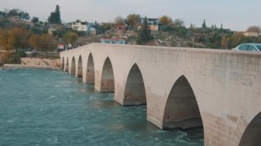Adana 'daki tarihi taş köprünün havadan görünüşü. Türkiye 'de 4K Görüntüsü