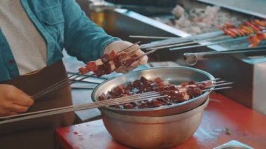 Bir şef geleneksel Türk kebabı hazırlıyor..