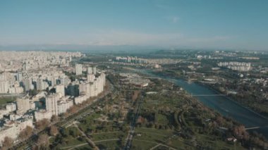 Adana şehir manzarasının havadan görüntüsü. Türkiye 'de 4K Görüntüsü