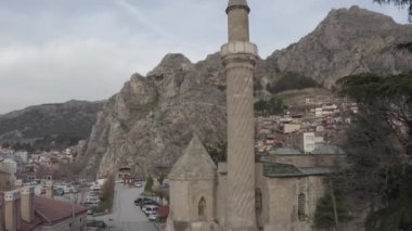 Amasya 'daki Gökyüzü Camii' nin havadan görünüşü. Türkiye 'de 4K Görüntüsü