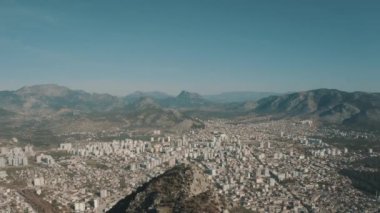 Adana şehir manzarasının havadan görüntüsü. Türkiye 'de 4K Görüntüsü