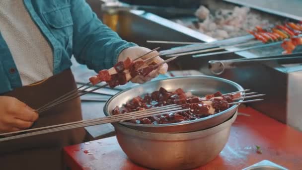 요리사가 전통적 터키식 아다나 케밥을 준비하고 — 비디오
