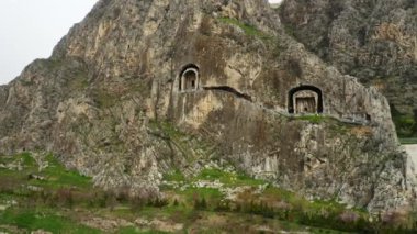 Amasya 'daki Pontus krallarının mezarları. Türkiye 'de 4K görüntü. Yüksek kalite 4k görüntü