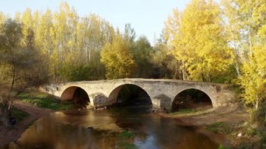 Denizli 'deki taş köprünün havadan görüntüsü. Türkiye 'de 4K görüntü