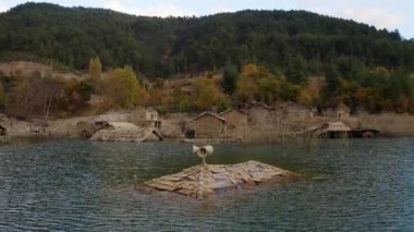 Isparta 'daki Kovada Gölü' nün havadan görünüşü. Türkiye 'de 4K Görüntüsü