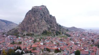 Türkiye 'deki tarihi Afyon kalesi ve şehir manzarasının havadan görünüşü.