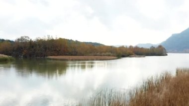 Isparta 'daki Kovada Gölü' nün havadan görünüşü. Türkiye 'de 4K Görüntüsü