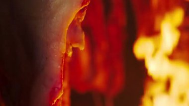 İnek kafası barbeküsü pişirme manzarası.