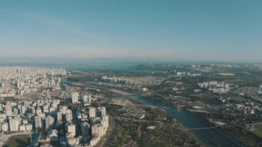 Adana şehir manzarasının havadan görüntüsü. Türkiye 'de 4K Görüntüsü