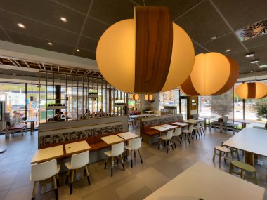 VALENCIA, İspanya - 1 Eylül 2022 'de şehrin güneyindeki' Nueva Fe 'adlı yeni McDonalds restoranının kurulumu.