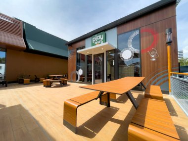 VALENCIA, İspanya - 1 Eylül 2022 'de şehrin güneyindeki' Nueva Fe 'adlı yeni McDonalds restoranının kurulumu.