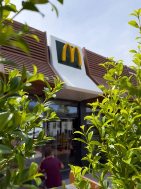 VALENCIA, İspanya - 1 Eylül 2022 'de şehrin güneyindeki' Nueva Fe 'adlı yeni McDonalds restoranının kurulumu.