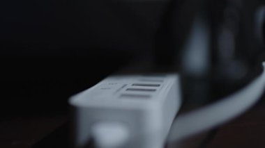 (Yavaş Morion) Bir USB şarj kablosu aygıtı yüklemek için bir usb merkezine yerleştiriliyor