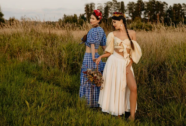 Giovani Ragazze Vestite Bianco Blu Posa Sullo Sfondo Della Natura — Foto Stock