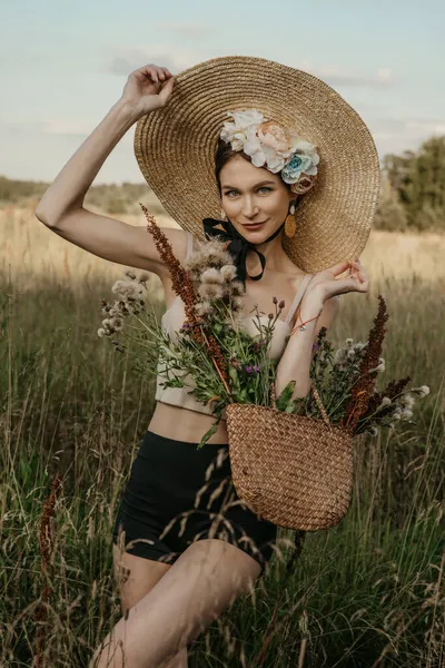 Filles Hauts Shorts Dans Chapeau Avec Une Jante Fleurs Posant — Photo