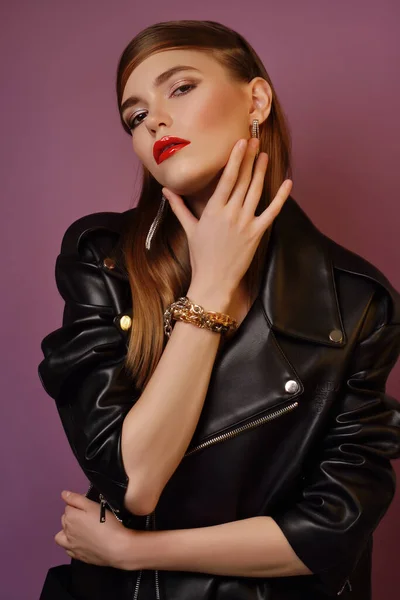 Young Beautiful Girl Posing Black Leather Jacket Gold Jewelry Background — Zdjęcie stockowe