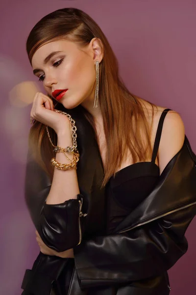 Una Joven Hermosa Niña Posando Una Chaqueta Cuero Negro Joyas — Foto de Stock