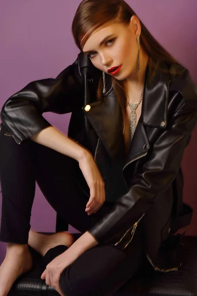 Young Beautiful Girl Posing Black Leather Jacket Gold Jewelry Background Rechtenvrije Stockafbeeldingen