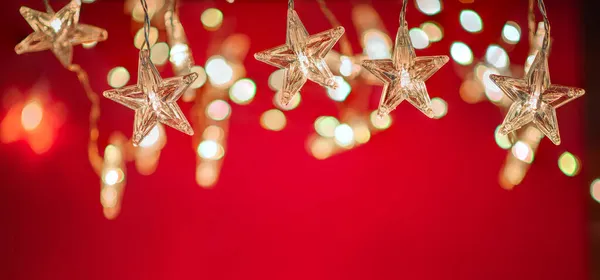 Σειρά Από Αστερόσχημο Χριστουγεννιάτικο Φως Κόκκινο Φόντο Διακόσμηση Διακοπών — Φωτογραφία Αρχείου