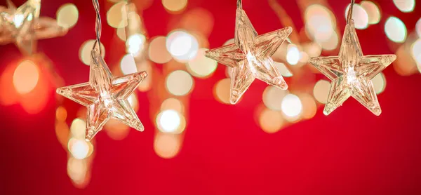 Chaîne Lumières Noël Forme Étoile Sur Fond Rouge Décoration Vacances — Photo