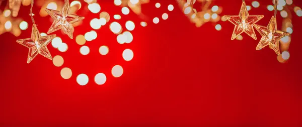 Chaîne Lumières Noël Forme Étoile Sur Fond Rouge Décoration Vacances — Photo