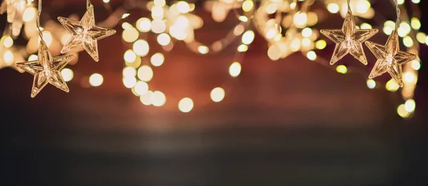 Σειρά Από Φωτεινά Πορτοκαλί Αστέρια Ξύλινο Φόντο Χριστουγεννιάτικη Διακόσμηση — Φωτογραφία Αρχείου