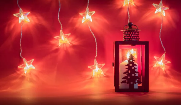 Χριστουγεννιάτικη Διακόσμηση Σπιτιού Κερί Φως Κόκκινο Φόντο Διακόσμηση Διακοπών Χορδή — Φωτογραφία Αρχείου