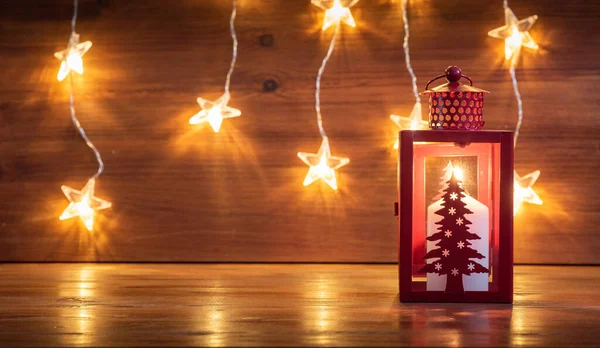 圣诞装饰品 一串串明亮的橙色星星 木制背景 — 图库照片