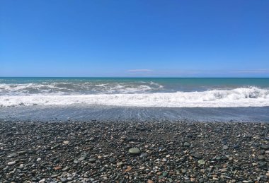 Taştan sahili ve dalgaları olan Karadeniz. Taş plajlı deniz burnu.