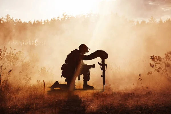 Soldado Exército Tristeza Pelo Camarada Caído Sobre Joelho Apoiando Rifle — Fotografia de Stock