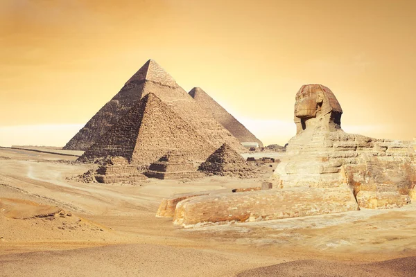  Büyük Giza Piramitleri, Mısır, gün batımında