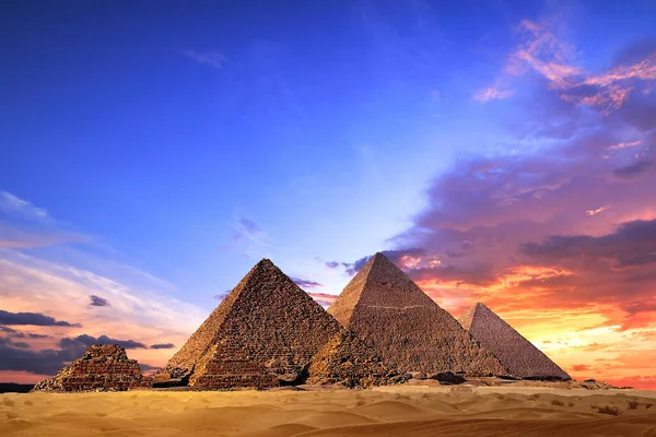 Mısır 'da şafak vakti gökyüzü manzaralı giza piramitleri