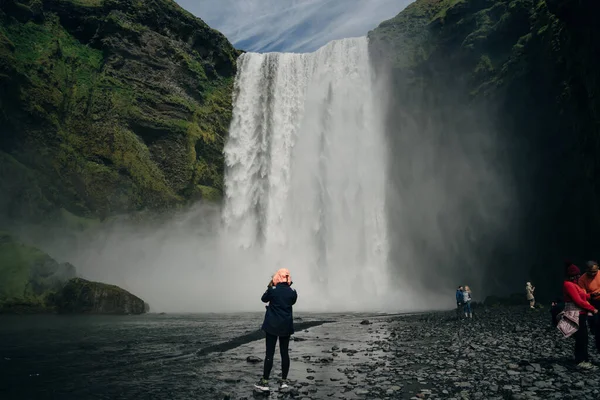 Καταρράκτης Skogarfoss Στη Νότια Ισλανδία Τουρίστες Υψηλής Ποιότητας Φωτογραφία — Φωτογραφία Αρχείου