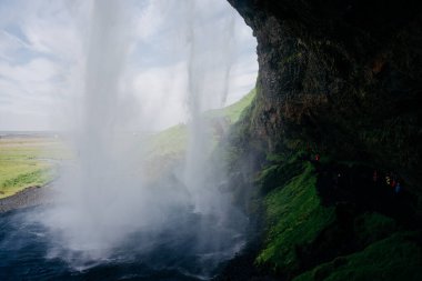 Seljalandsfoss, İzlanda 'nın güneyinde güzel ve turistik bir şelale. Yüksek kalite fotoğraf