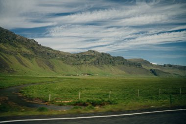 Seljalandsfoss, İzlanda 'nın güneyinde güzel ve turistik bir şelale. Yüksek kalite fotoğraf