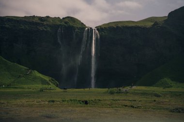 Seljalandsfoss, İzlanda 'nın güneyinde güzel ve turistik bir şelale. Yüksek kalite fotoğraf