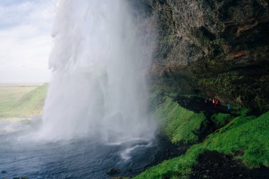 Seljalandsfoss, İzlanda 'nın güneyinde güzel ve turistik bir şelale. Yüksek kalite fotoğraf