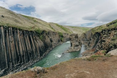 İzlanda, Studlagil Kanyonu 'ndan geçen Yeşil Nehir. Yüksek kalite fotoğraf